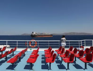 Ферибот с над 400 пътници гори край бреговете на Гърция 