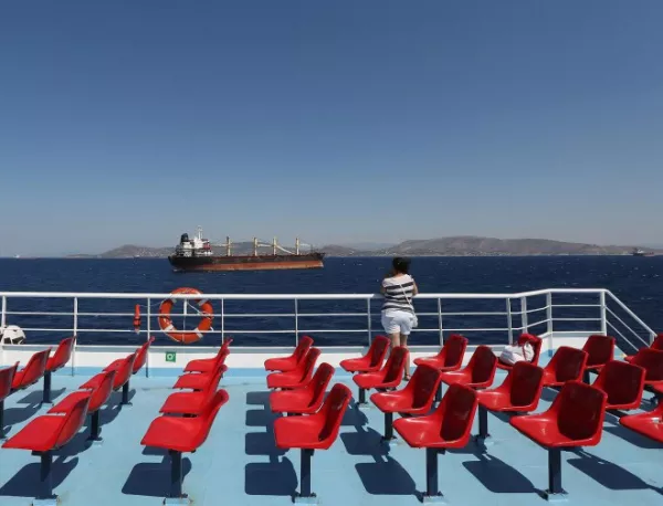 Гръцки ферибот, на който са пътували и българи, е корабокруширал