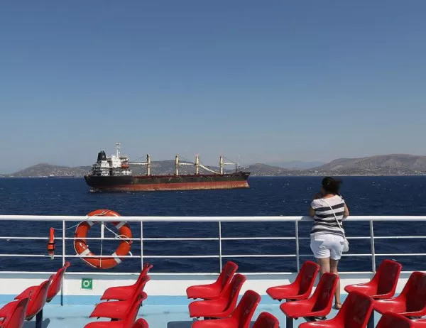 Гръцките фериботи прекратиха стачката