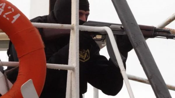 Кораб с 24 българи е задържан от  иранските военноморски сили