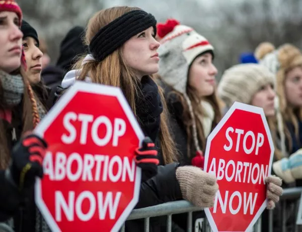 Протест срещу абортите в Прага събра повече от 5 хил. души