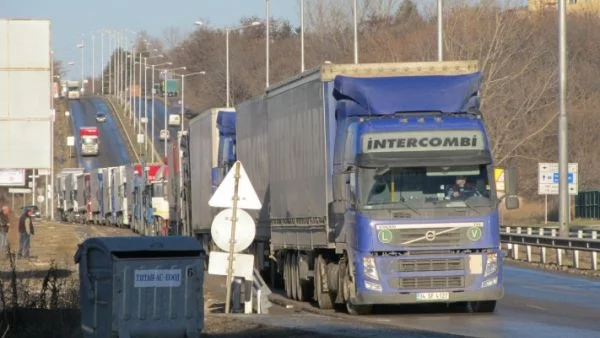 Животновъдите блокираха Дунав мост, макар че уж нямаше да го правят