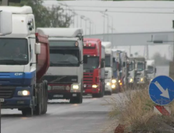 Дълги опашки от камиони по границата с Турция
