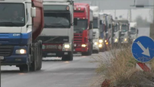 Дълги опашки от камиони по границата с Турция