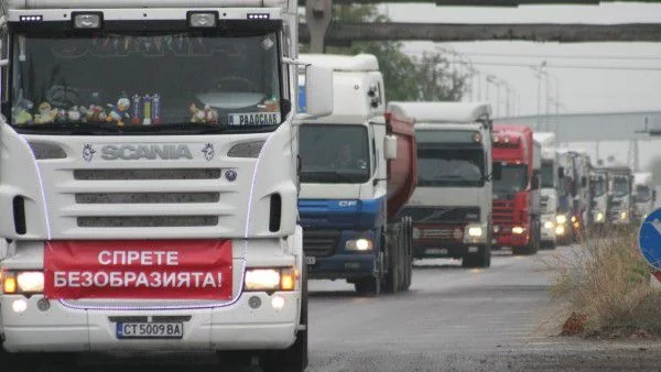 Забавено е обработването на документите на ТИР-овете по граничните пунктове