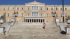 Гърция повиши леко очакванията за растежа на икономиката си