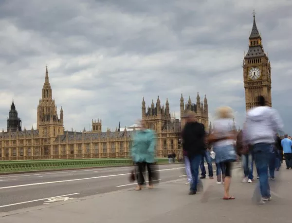 Британският парламент бе евакуиран заради странен предмет