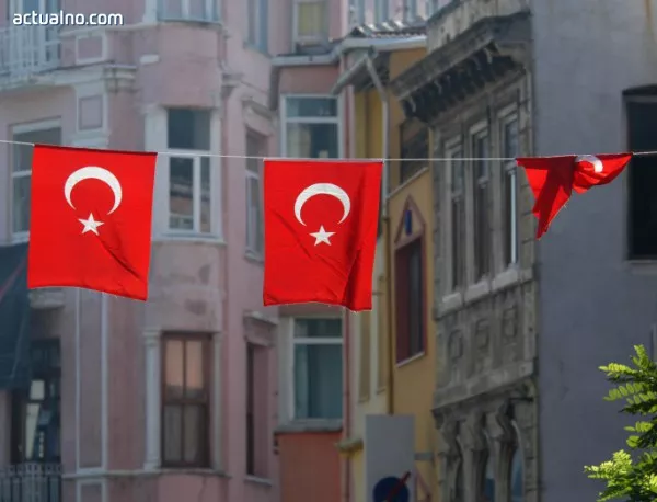 Турция вдигна лихвите, за да спаси лирата 