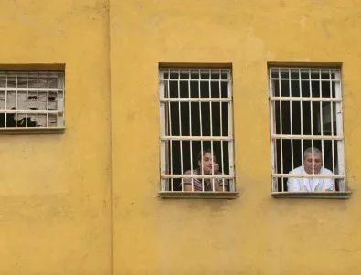 Служителите в затворите в страната остават в протестна готовност