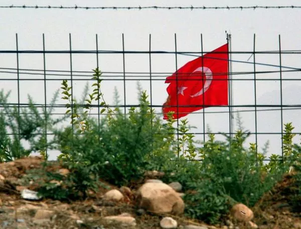Турция строи стена срещу сирийските бежанци 