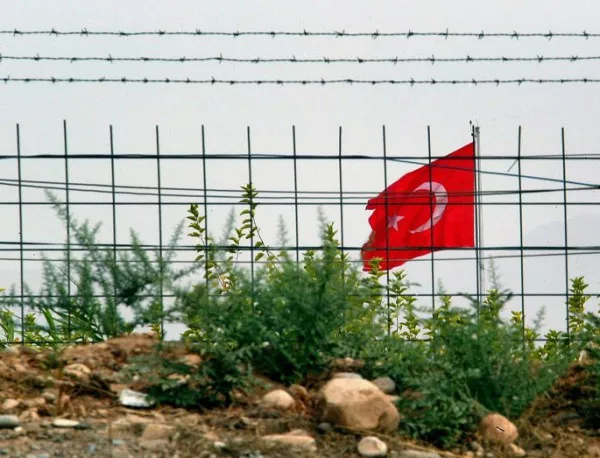 Турция строи нова стена по границата със Сирия