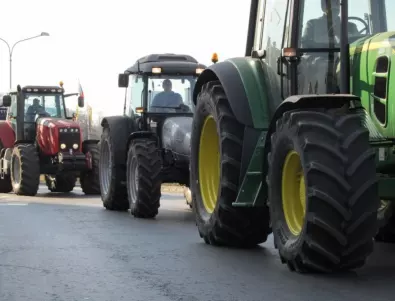 Колони от трактори в протест на фермерите в Гърция 