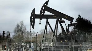 Петролът се срина до под 33 долара за барел 