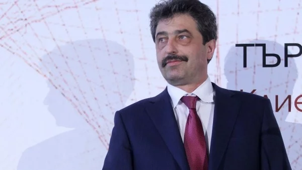 Цветан Василев се оплака, че никой не иска мнението му