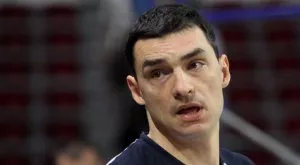 Грозни сцени: Левскари замериха сина на Владо Николов с бомбичка