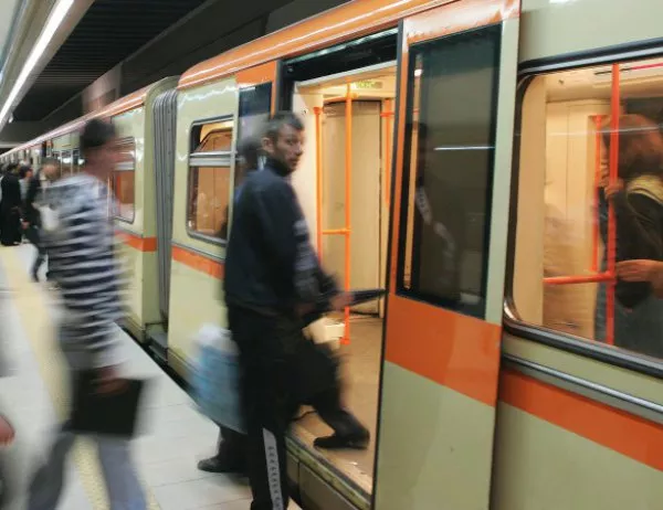 Както и в София, в Атина водят битка за цената на градския транспорт, но по-жестоко