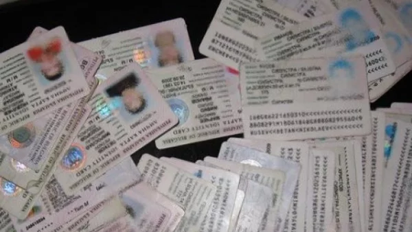 Полицията в Пазарджик иззе фалшифи документи, използвани при първоначална регистрация на автомобили