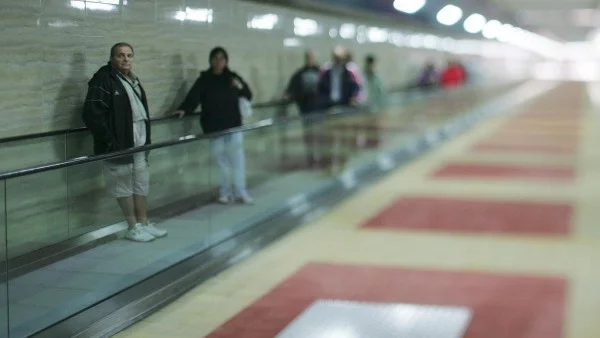 Метрото "взима" пътниците от трамваите и тролеите