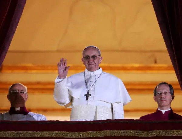 Синодът във Ватикана излезе с възхвала на съпружеската любов