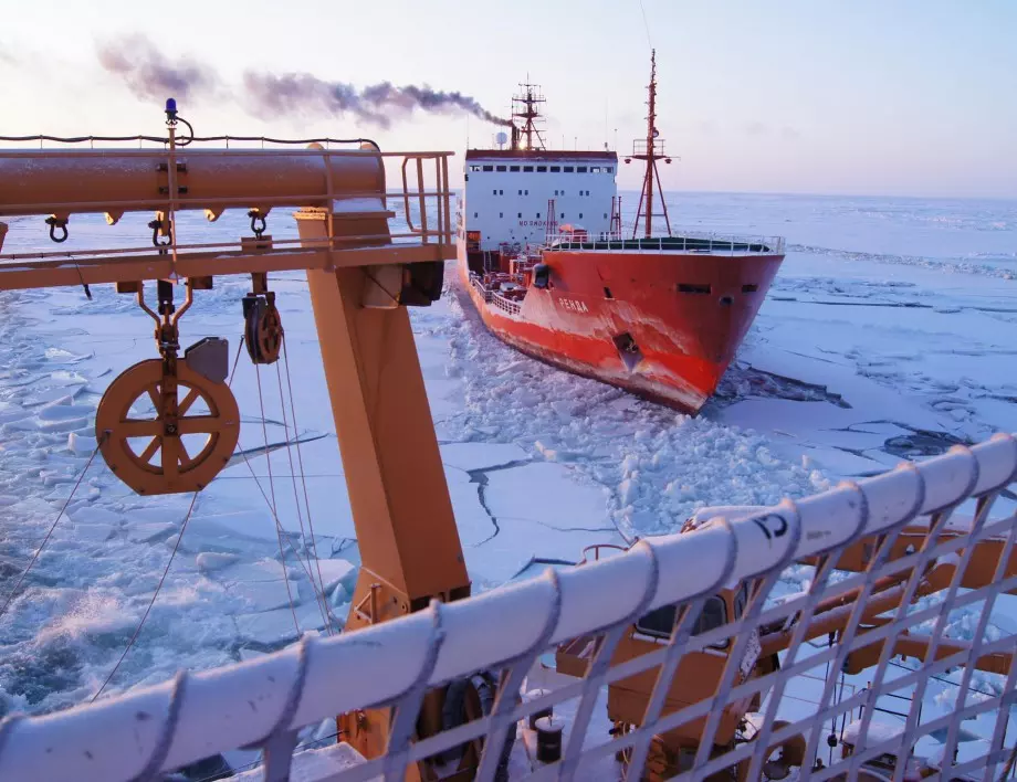 Във Владивосток се запали ледоразбивачът "Екатерина Велика", има загинал (СНИМКИ)