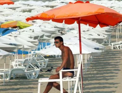 Соларни чадъри зареждат мобилни устройства на централния плаж във Варна