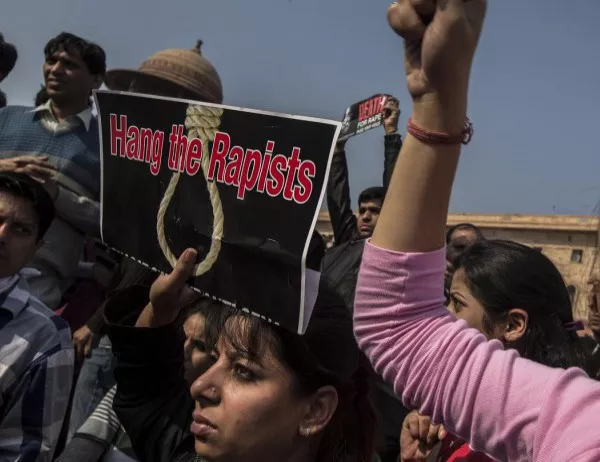 Два случая на изнасилени и запалени момичета потресоха Индия