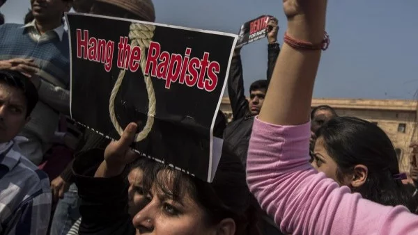 Два случая на изнасилени и запалени момичета потресоха Индия