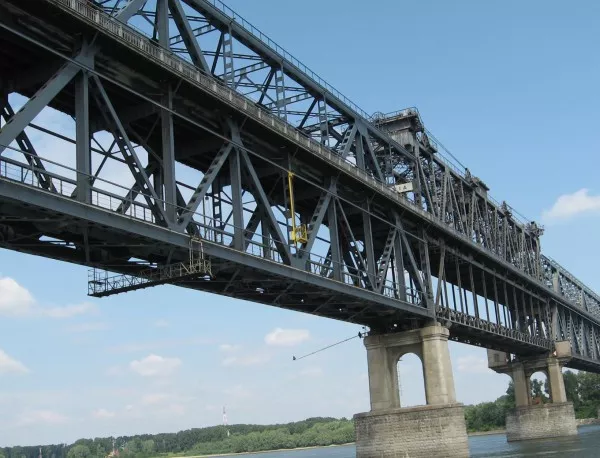 Катастрофа блокира Дунав мост за час