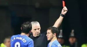 Знаете ли кой е играчът с най-много мачове, без да си изкара червен картон? 