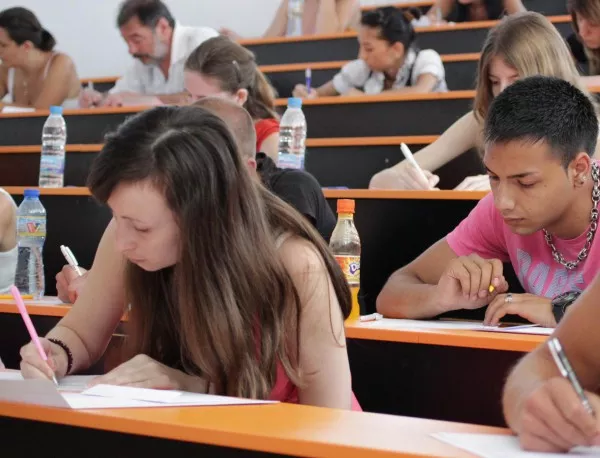 Над 1000 души се явиха на изпита по биология в МУ в Пловдив
