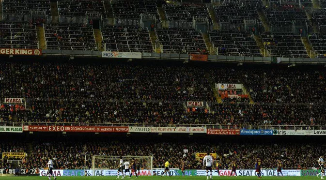 ВИДЕО: Фенове на Валенсия нападнаха играчите 