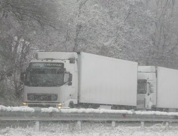 Снегът обърка трафика в Кърджали, в Северна България има места без ток