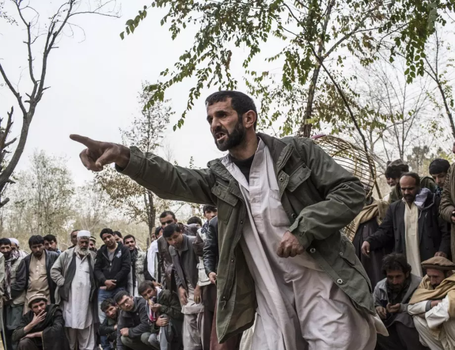 Афганистанската армия брани от талибаните столиците на три провинции 