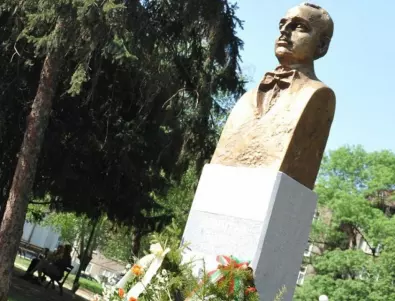 Димитър Пешев и неговият паметник
