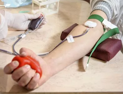 Франция ще свали забраната гейове да даряват кръв