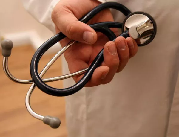 МЗ се похвали, че е намалило броя на емигриращите в чужбина лекари