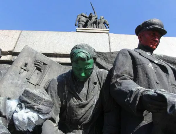 Паметникът на Съветската армия - началото по пътя към Лустрацията
