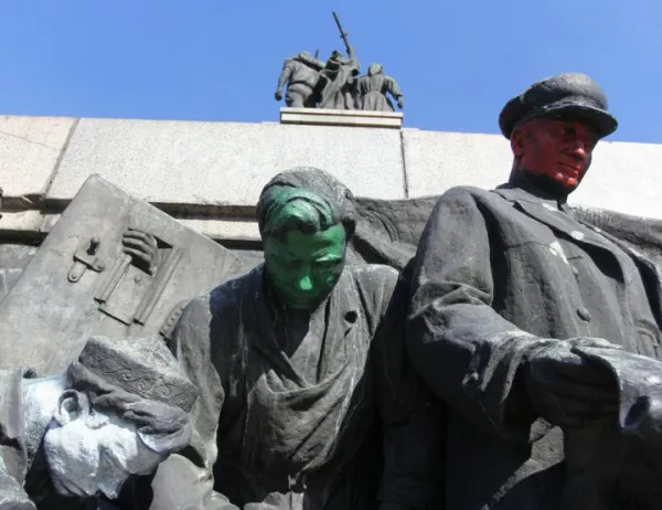 ДСБ иска "табела на истината" пред Паметника на съветската армия