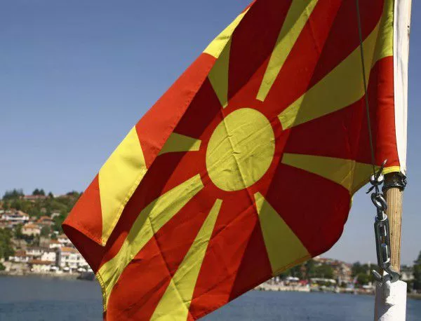 Гърци обиждат македонците на "българи", раздават клещи на бежанците
