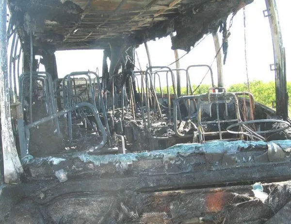 Автобус изгоря на пътя за Македония