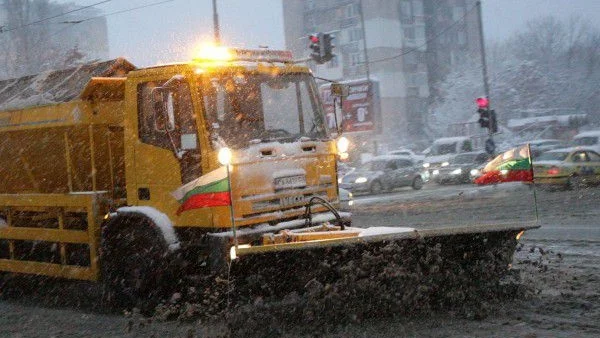 Фандъкова готова да изкара снегорините