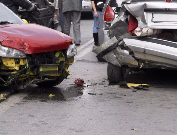 Безрасъден шофьор прегази двама на червен светофар