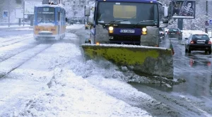 Над 130 машини чистят пътищата в районите със снеговалеж