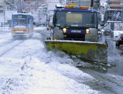 Над 120 снегорина обработват настилките в София 