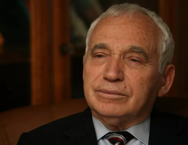 Желю Желев е избран от 7 Велико народно събрание за президент на България