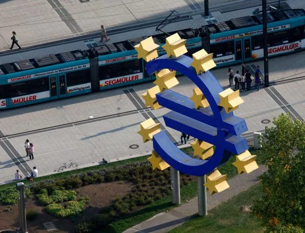 ЕЦБ заседава дали да продължи да дава пари на Гърция