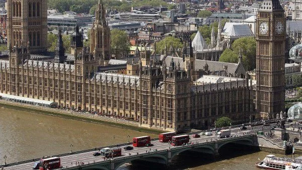Арести белязаха голям студентски протест в Лондон