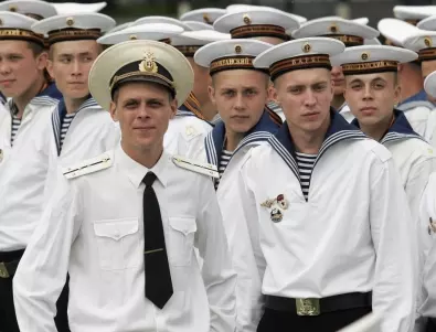Защо моряците носят раирани горнища и какво символизира броят на райетата?