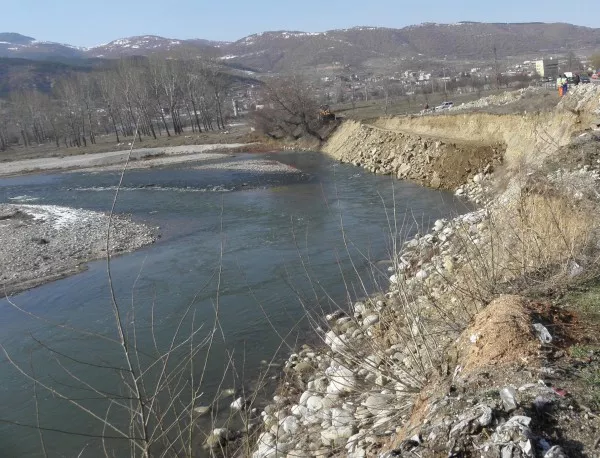 Отнесена дига на река Струма заплашва магистралата и цяло село