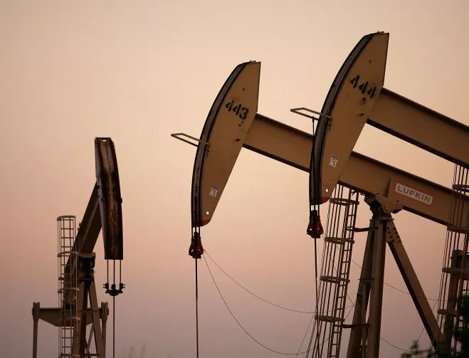 ОПЕК ще свива петролните добиви за първи път от 2008 г. 